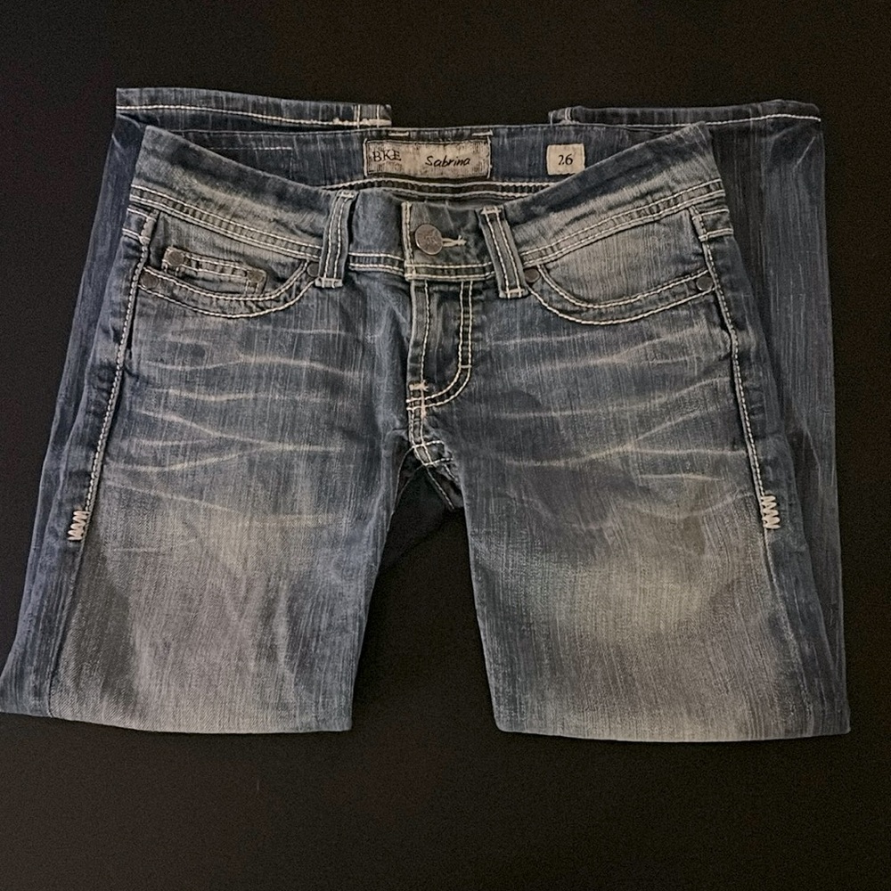 Low rise early 2000’s light wash jeans